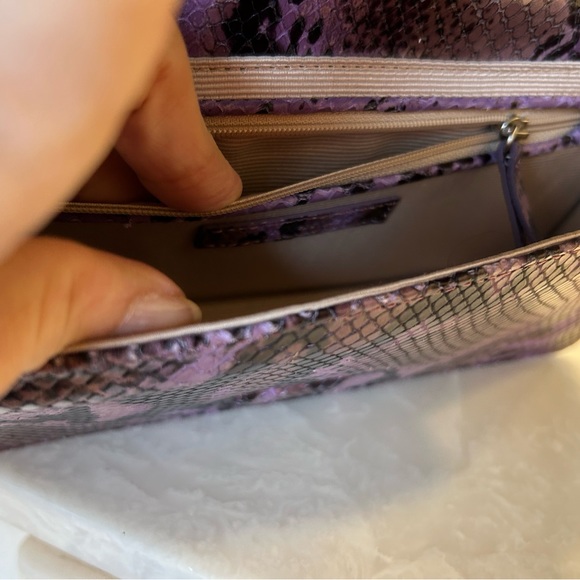 Purple snakeskin purse with short shoulder strap, chain detail. Magnet closure. - Picture 11 of 16